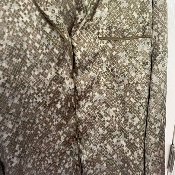 Victoria’s‎ Secret green button front long sleeve sleep shirt, size medium - Picture 7 of 12